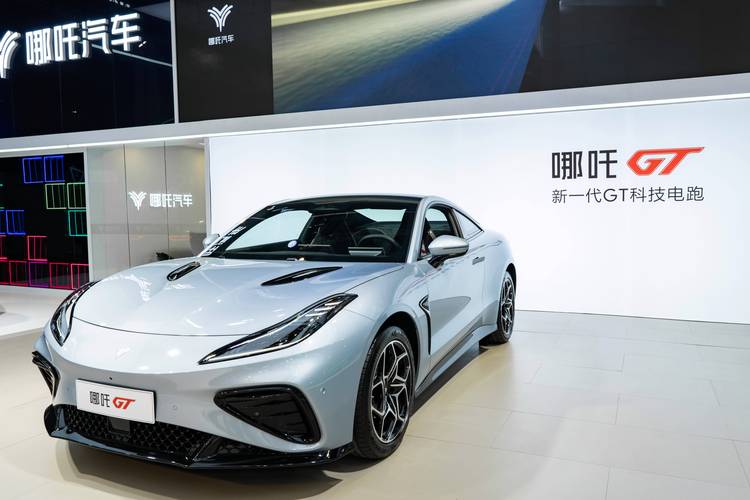 重庆4哪吒汽车在智能汽车领域的表现，领途汽车在新能源汽车市场中的影响力